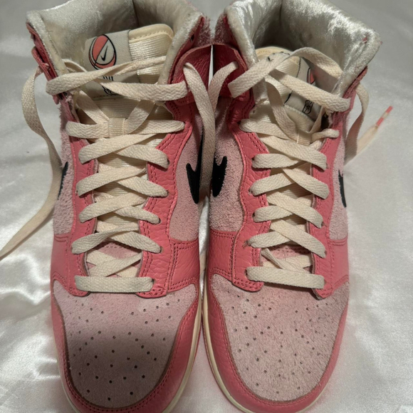 womens size 9 pink high nike dunks in great condition, hardly worn - Picture 6 of 7